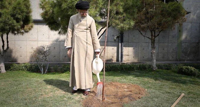 En image : Le guide de la Révolution islamique, Ali Khamenei plante des arbres à son domicile à l’occasion de la journée de l’arbre