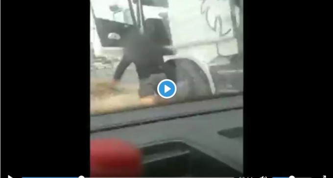 Regardez comment un chauffeur Palestinien se fait frapper par un policier israélien!!!