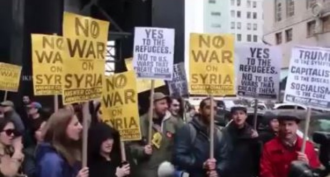 Vidéo : Le peuple américain se rassemble devant la Trump Tower (New York) pour dénoncer l’agression contre la Syrie