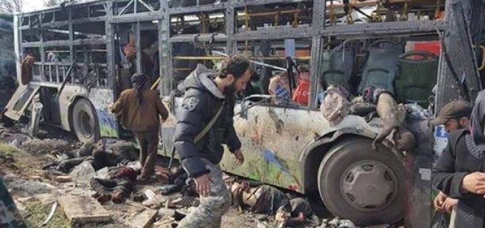 IMAGES CHOQUANTES – Âmes sensibles s’abstenir ==> Un attentat à la voiture piégée perpétré par les terroristes salafistes aujourd’hui a fait plus de 70 morts dans les localités de Foua et Kafraya (Syrie)