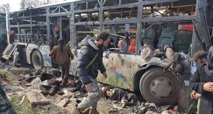 IMAGES CHOQUANTES – Âmes sensibles s’abstenir ==> Un attentat à la voiture piégée perpétré par les terroristes salafistes aujourd’hui a fait plus de 70 morts dans les localités de Foua et Kafraya (Syrie)