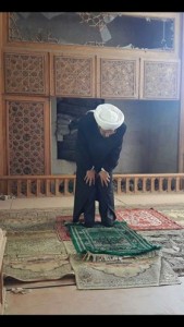 le Grand Mufti de Syrie, Cheikh Hassoun prie dans la mosquée des Omeyyades à Alep....1