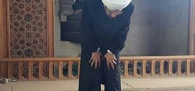 le Grand Mufti de Syrie, Cheikh Hassoun prie dans la mosquée des Omeyyades à Alep….