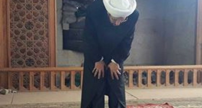 le Grand Mufti de Syrie, Cheikh Hassoun prie dans la mosquée des Omeyyades à Alep….