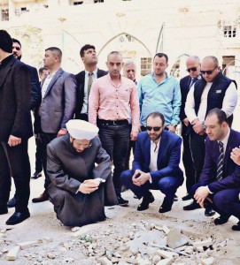 le Grand Mufti de Syrie, Cheikh Hassoun prie dans la mosquée des Omeyyades à Alep....4