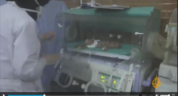 VIDÉO A REGARDER D’URGENCE !!! Regardez comment Al Jazeera montent de faux reportages avec des bébés qui sont en réalité des poupées !!!