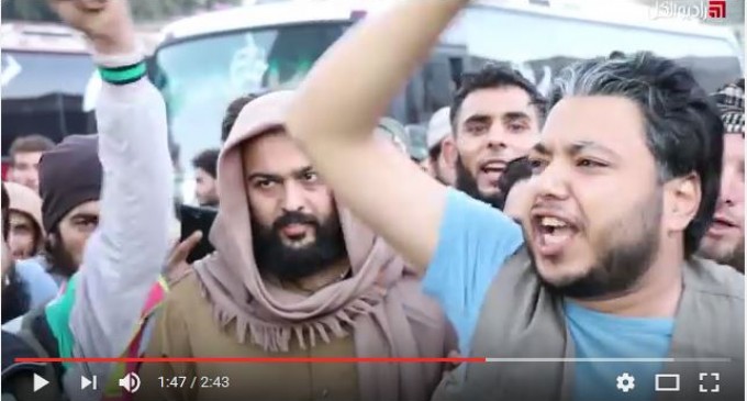 [Vidéo] | L’Organisation terroriste « les casques blancs » prit la main dans le sac avec le terroriste saoudien Abdullah Al-Muhaysini le chef du Front Al Nosra !!!