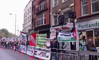 Les Anglais manifestent devant l’ambassade d’Israël à Londres, en solidarité avec les prisonniers palestiniens.