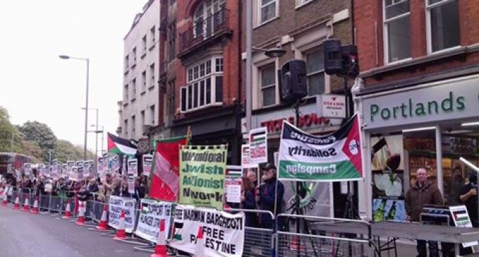 Les Anglais manifestent devant l’ambassade d’Israël à Londres, en solidarité avec les prisonniers palestiniens.