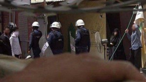 Les forces de l'ordre du Bahreïn et leurs mercenaires saoudiens paradent dans le village de Dira1