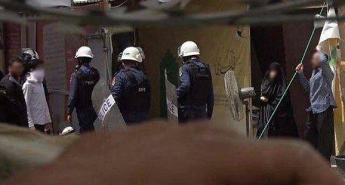 URGENT BAHREÏN : Les forces de l’ordre du Bahreïn et leurs mercenaires saoudiens paradent dans le village de Diraz