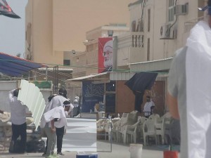 Les forces de l'ordre du Bahreïn et leurs mercenaires saoudiens paradent dans le village de Dira3