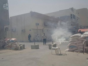 Les forces de l'ordre du Bahreïn et leurs mercenaires saoudiens paradent dans le village de Dira4