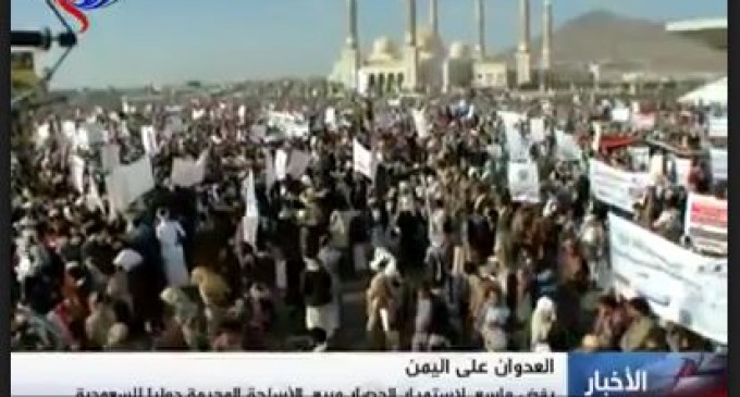[Vidéo] | Manifestation monstre dans la capitale yéménite Sanaa contre le soutien des USA à l’Arabie saoudite dans sa guerre contre le Yémen