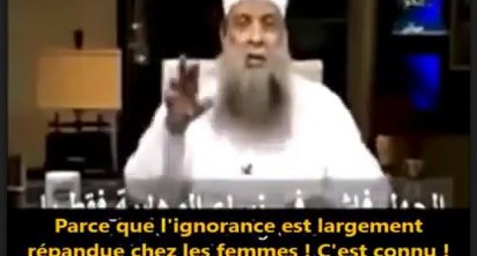 Regardez comment ce pervers salafiste traite les femmes Musulmanes !!! C’est choquant !