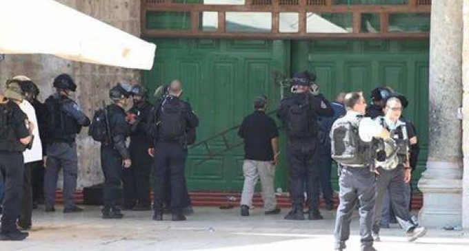 Aujourd’hui 23ème jours du mois de Ramadan, la Mosquée Sacrée d’Al-Aqsa est attaquée et occupée par l’armée israélienne
