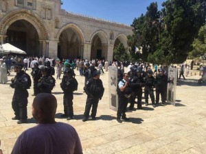 Aujourd'hui 23ème jours du mois de Ramadan, la Mosquée Sacrée d'Al-Aqsa est attaquée et occupée par l'armée israélienne4
