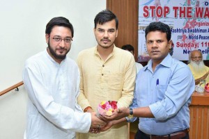 Des militants indiens animent une conférence contre la guerre au Yémen4