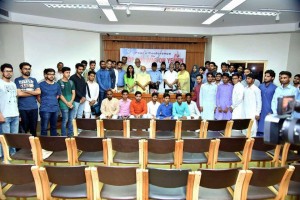 Des militants indiens animent une conférence contre la guerre au Yémen8