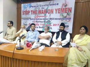 Des militants indiens animent une conférence contre la guerre au Yémen9