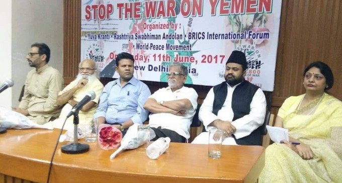 Des militants indiens animent une conférence contre la guerre au Yémen