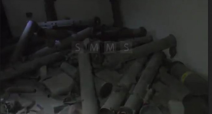 [Vidéo Exclusive] L’Armée Arabe Syrienne trouve un entrepôt des terroristes salafistes d’Al Nusra chargé d’armes américaines à Alep