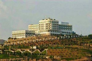 La maudite aviation saoudienne bombarde l’hôtel Sofitel à Taiz1