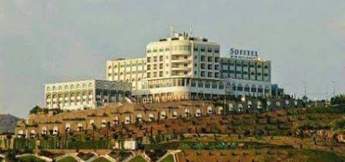 La maudite aviation saoudienne bombarde l’hôtel Sofitel à Taiz (Yemen)