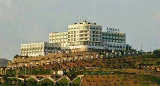 La maudite aviation saoudienne bombarde l’hôtel Sofitel à Taiz (Yemen)