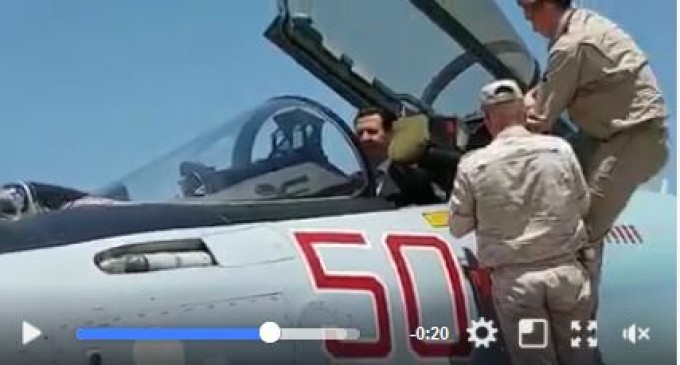Le Président Al Assad visite la base aérienne de Hmeimim