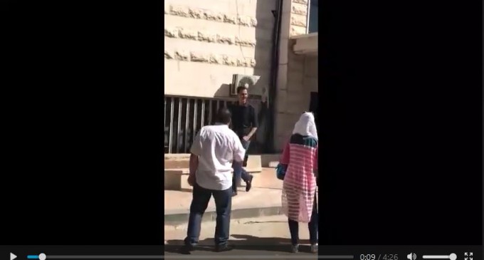 [Vidéo] | Le Président Bachar al Assad se balade seul et sans garde du corps dans les rues de Damas, à la rencontre de la population