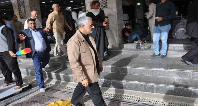 Le général iranien Qassam Soleymani visite le mausolée de l’Imam Hussein à Kerbala