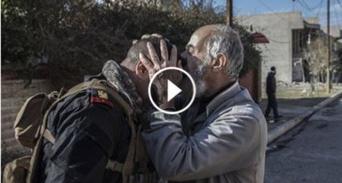 [Vidéo] | Les forces irakiennes délivrent les enfants et les personnes âgées de l’emprise de Daesh qui les utilisaient comme boucliers humains à Mossoul