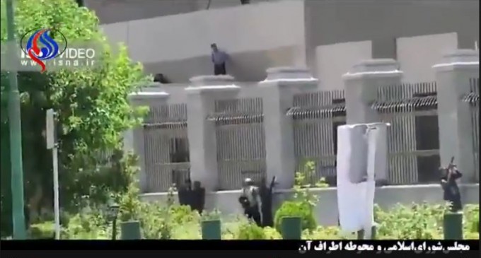 [Vidéo exclusive] Les premières scènes d’affrontements entre les forces spéciales iraniennes et les terroristes salafistes de Daesh au Parlement iranien