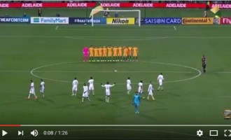 L’équipe d’Arabie Saoudite ne respecte pas la minute de silence! Quel honte et ça se dit Musulman !!!