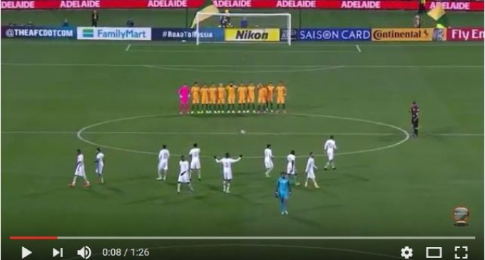 L’équipe d’Arabie Saoudite ne respecte pas la minute de silence! Quel honte et ça se dit Musulman !!!