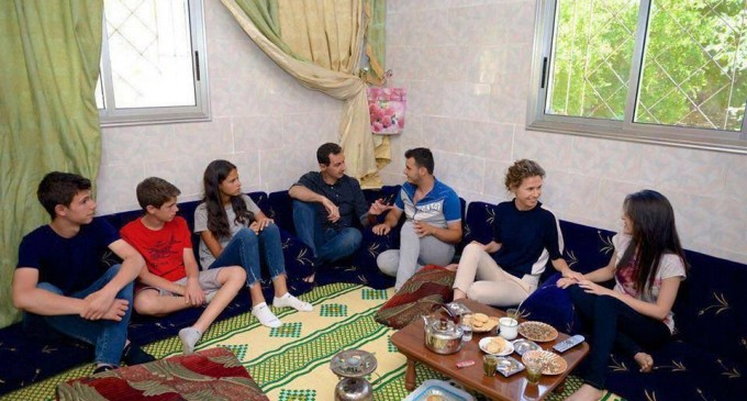 Pendant que les médias occidentaux et arabes nous font croire que Bachar el-Assad est cloîtré dans son Palais…