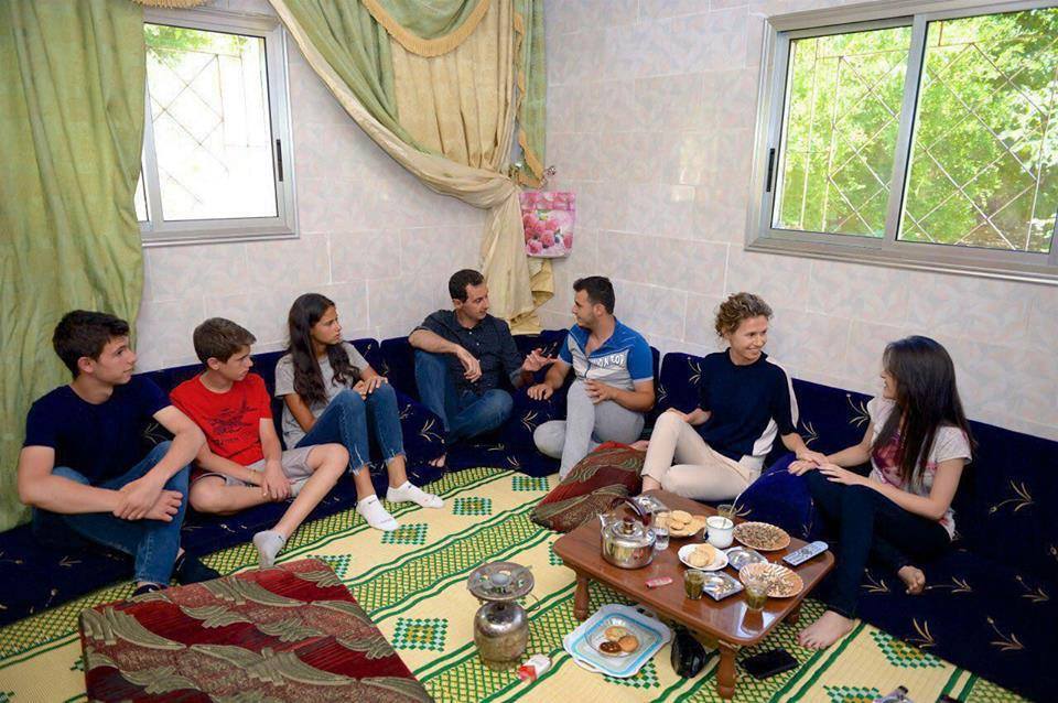 Pendant que les médias occidentaux et arabes nous font croire que Bachar el-Assad est cloîtré dans son Palais