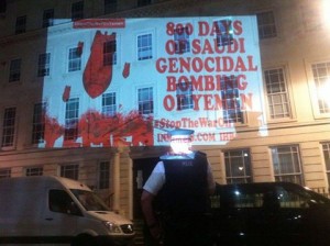 Projections lumineuses sur le mur de l'ambassade saoudienne à Londres pour demander l’arrêt des bombardements sur le Yémen1