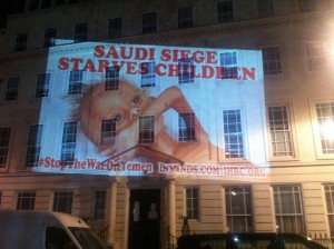 Projections lumineuses sur le mur de l'ambassade saoudienne à Londres pour demander l’arrêt des bombardements sur le Yémen2