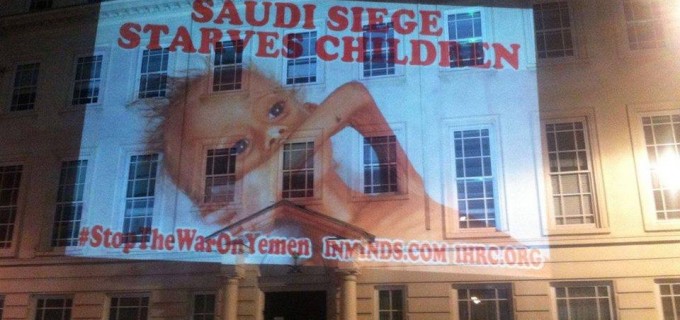 Projections lumineuses sur le mur de l’ambassade saoudienne à Londres pour demander l’arrêt des bombardements sur le Yémen