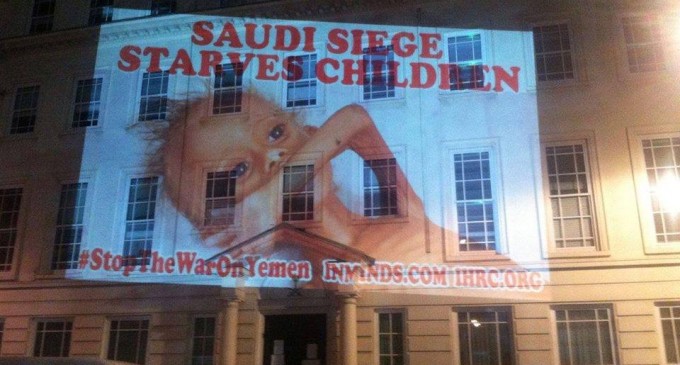 Projections lumineuses sur le mur de l’ambassade saoudienne à Londres pour demander l’arrêt des bombardements sur le Yémen