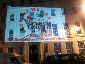 Projections lumineuses sur le mur de l'ambassade saoudienne à Londres pour demander l’arrêt des bombardements sur le Yémen3
