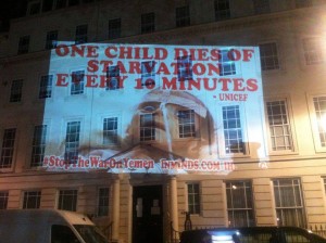 Projections lumineuses sur le mur de l'ambassade saoudienne à Londres pour demander l’arrêt des bombardements sur le Yémen4