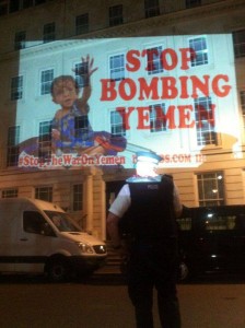 Projections lumineuses sur le mur de l'ambassade saoudienne à Londres pour demander l’arrêt des bombardements sur le Yémen5