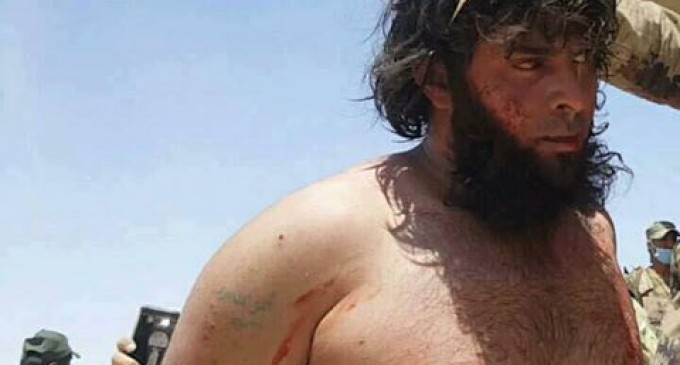 Regardez le terroriste salafiste de Daesh capturé par les forces de la Mobilisation Populaire près du poste frontalier de Tal Safoug en Irak