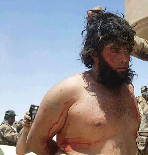 Regardez le terroriste salafiste de Daesh capturé par les forces de la Mobilisation Populaire près du poste frontalier de Tal Safoug en Irak
