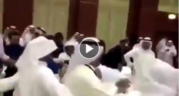 Regardez une réunion du Conseil de coopération du Golfe au Koweït dégénère en une bagarre générale entre la délégation qatarie et la délégation saoudienne