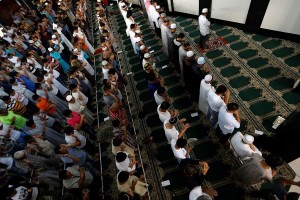 Voici quelques belles images de la prière de l’Aïd-al-fitr dans le monde13