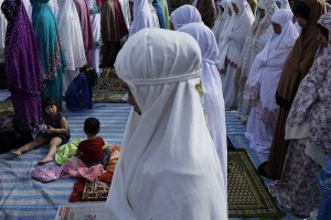Voici quelques belles images de la prière de l’Aïd-al-fitr dans le monde14